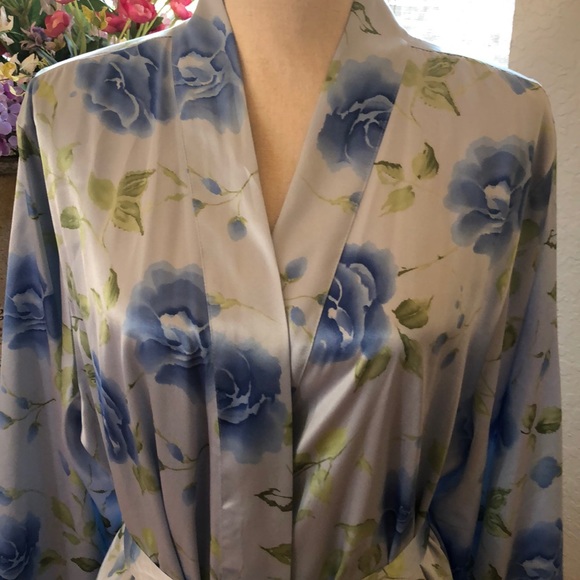 Donna Morgan Other - Donna Morgan satin robe
